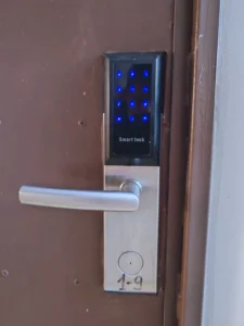 Información sobre la seguridad de las instalaciones. Llavin inteligente que usa pin o app para abrir