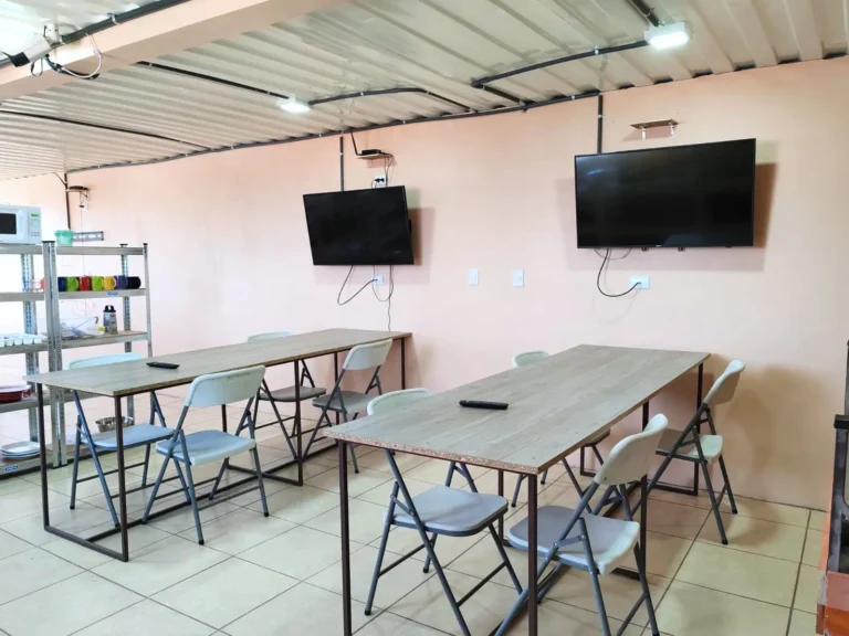 La cocina grande de Pension Bellotas. Comedor de inquilinos y televisores
