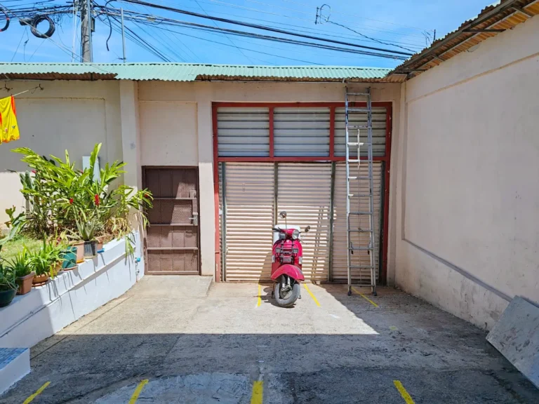 Información de las instalaciones.Cochera para motos de la Pension Bellotas.